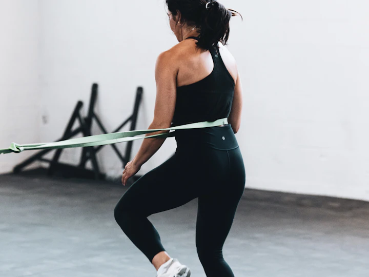 Resistance-band strength exercise in a training studio